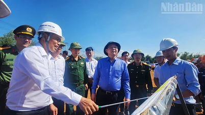 Visestatsminister Ho Quoc Dung inspiserer fremdriften på motorveien Quy Nhon-Pleiku.