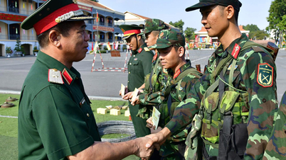 Ho Chi Minh-stadens kommando besökte och uppmuntrade hinderbaneteknikteamet.