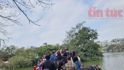Thousands of people lined up to visit Hanoi's free-entry historical sites.