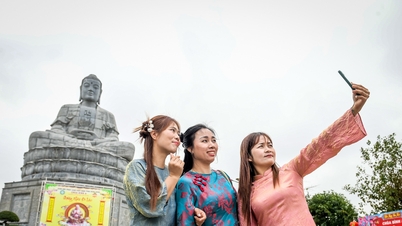 Návštěvníci se hrnou do chrámu v Ninh Binh, kde se nachází největší socha Buddhy ze zeleného kamene ve Vietnamu.