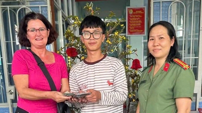 Een Noorse toerist vond een portemonnee en overhandigde deze aan de politie in de wijk Bac Nha Trang om te helpen de eigenaar te vinden.