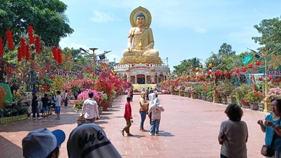 Az év elején meglátogattunk egy templomot, ahol a Gyógyító Buddha 33 méter magas szobra áll, és vegetáriánus tésztalevest ettünk.