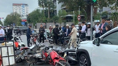 Bil krockar med flera motorcyklar som väntade vid ett rött ljus.