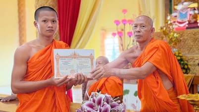 111 munker, kandidater som tar avgangseksamen i pali-doktrine, sutraer og abhidharma, og khmer-språk for 5. klasse.