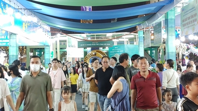 Metro było pełne pasażerów, a wieczorem 5-go ulice Flower Street i Book Street były zatłoczone.