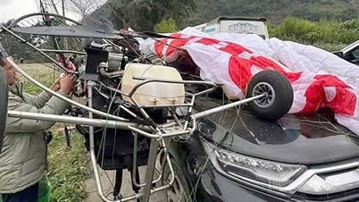 Untersuchung des Vorfalls, bei dem ein motorisierter Gleitschirm in der Gemeinde Quan Ba ​​mit einem Auto kollidierte.