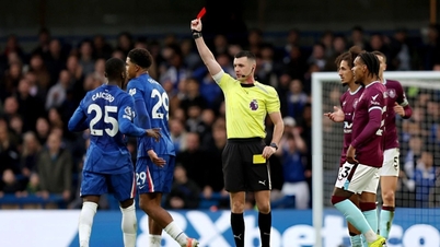 Chelsea förlorade segern på övertid, Man Utd gynnades.
