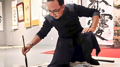 "Het galopperende paard en de zwevende wolken" en kalligrafie van meester Nguyen Hieu Tin