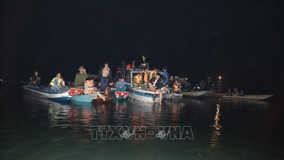 Eforturile continuă în căutarea victimelor dispărute în incidentul naufragiului ambarcațiunii de pe lacul Thac Ba.