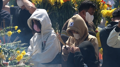 Banyak orang berbondong-bondong ke Bunda Laut Selatan untuk memohon berkah di awal tahun.