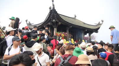 Des dizaines de milliers de personnes ont afflué à Tay Yen Tu, faisant la queue pour prendre le téléphérique jusqu'à la pagode Dong.