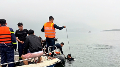 Para penyelam komando Angkatan Laut menemukan korban kapal yang terbalik di Danau Thac Ba.
