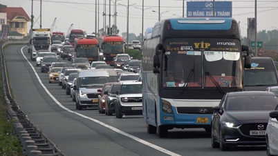 El Primer Ministro solicitó que no se permita que la congestión del tráfico en las entradas a Hanoi y Ciudad Ho Chi Minh persista durante períodos prolongados durante las vacaciones del Tet.