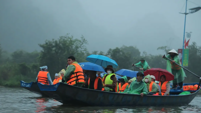 Tens of thousands of tourists braved the rain to attend the Huong Pagoda festival.