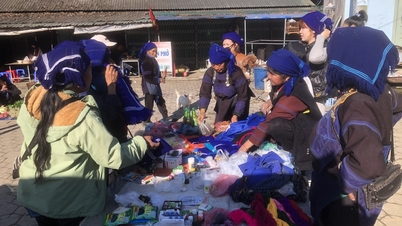 Os turistas ficam imersos nas cores vibrantes do mercado de brocados nas terras altas de Y Tý.
