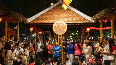 No início da primavera, turistas de todo o mundo vão a Hoi An para jogar bài chòi (um jogo folclórico tradicional vietnamita) e assistir a hát bội (ópera tradicional vietnamita).