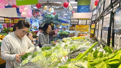 Barangan banyak dan harga stabil pada hari ke-6 Tet.