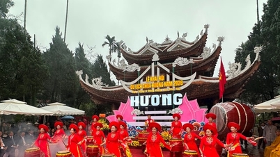 Mii de oameni participă la Festivalul Pagodei Huong 2026: Marea atracție a acestui festival spiritual de la începutul primăverii.