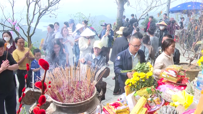 Des dizaines de milliers de touristes affluent au festival de la pagode Huong Tich.
