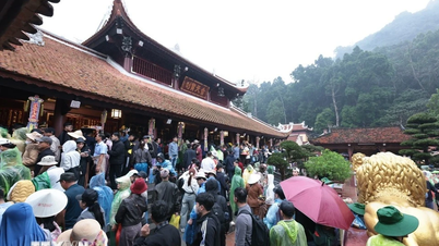 Ceremonia de apertura del Festival de Turismo de la Pagoda Huong 2026: los turistas acuden en masa a pesar de la lluvia primaveral.