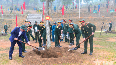 El general Nguyen Trong Nghia asistió a la ceremonia de plantación de árboles en el cuartel general del comando de la capital de Hanoi.