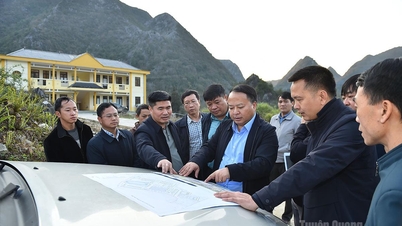 O presidente do Comitê Popular Provincial, Phan Huy Ngoc, inspeciona o local para a construção de um internato nas comunas da região do planalto rochoso.