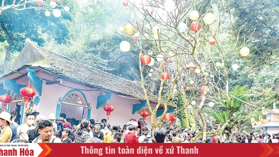 Att gå ut och besöka tempel i början av året - En vacker andlig tradition för det vietnamesiska folket.