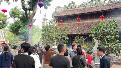 हाई फोंग: साल की शुरुआत में लोग शांति और सौभाग्य की प्रार्थना करने के लिए काओ मंदिर में उमड़ते हैं।