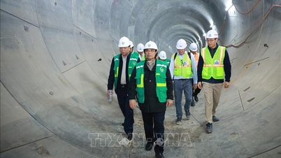 Premierminister Pham Minh Chinh besichtigt den Bau der Stadtbahnlinie Nhon – Bahnhof Hanoi.