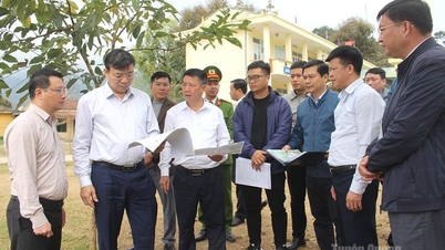 Kelompok kerja Komite Rakyat Provinsi melakukan survei lokasi pembangunan Sekolah Berasrama Antar Tingkat Ban May untuk Pendidikan Dasar dan Menengah.
