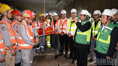 Le Premier ministre Pham Minh Chinh inspecte le tronçon pilote du projet de chemin de fer urbain reliant Nhon à la gare de Hanoi.
