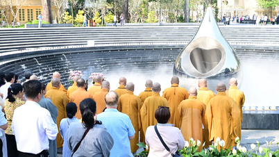 As pessoas vêm ao Parque Ly Thai To nº 1 para homenagear aqueles que morreram de Covid-19.