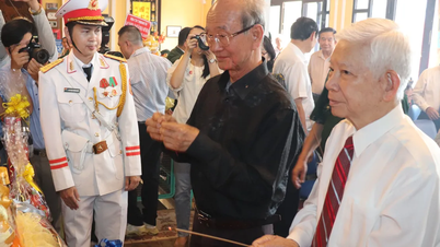 Oferecer incenso em memória dos heróicos mártires da Unidade de Comando Saigon-Gia Dinh.