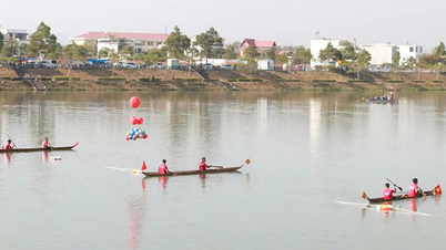 কোয়াং এনগাই: ডাক ব্লা নদীতে উত্তেজনাপূর্ণ ডাগআউট ক্যানো রেস।