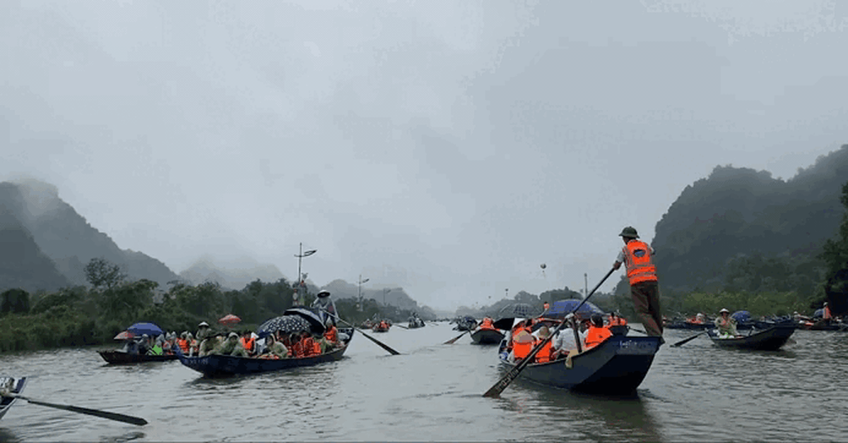 Huong Pagodası festivalini açtı: Ben Duc iskelesinde motorlu tekneler yok, turistler Tet Bayramı'nın 6. gününde festivale akın ediyor.
