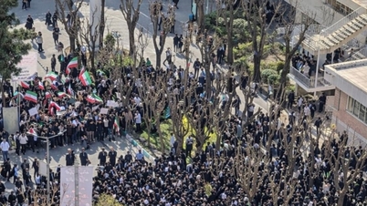 Los estudiantes iraníes salen a las calles para protestar al comienzo del nuevo semestre.
