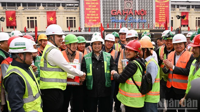 Le Premier ministre Pham Minh Chinh inspecte le tronçon pilote du projet de chemin de fer urbain reliant Nhon à la gare de Hanoi.