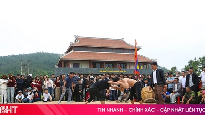 Huong Tich Pagoda festivalinin açılış töreninde heyecan verici yarışmalar düzenlendi.