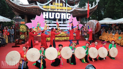 Des dizaines de milliers de personnes ont bravé la pluie pour assister à la cérémonie d'ouverture du Festival de la Pagode Huong 2026.
