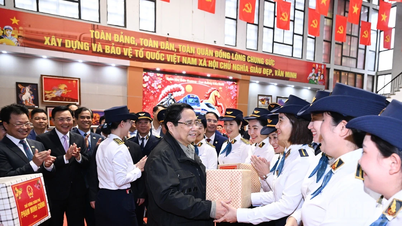 Pham Minh Chinh miniszterelnök a Tet ünnep alatt ellenőrzi a közlekedési szolgáltatásokat a hanoi vasútállomáson.