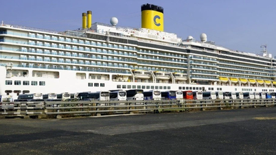 Un crucero de lujo con casi 2.000 turistas internacionales a bordo llegó a Ciudad Ho Chi Minh a principios de la primavera.