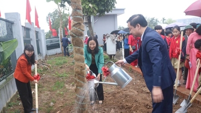 Tay Mo mendorong warga untuk menanam dan merawat pohon.