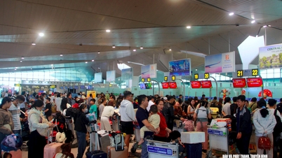 Los aeropuertos y estaciones de tren de Nghe An estaban llenos de gente el último día de las vacaciones del Tet.