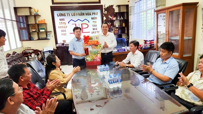 Vicepreședintele Comitetului Popular al Provinciei Vinh Long, Nguyen Quynh Thien, transmite urări de Anul Nou Societății pe Acțiuni Hoa Phu.