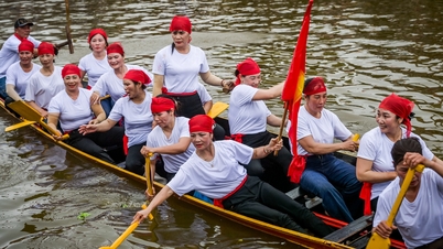 Tausende von Menschen drängten sich, um die Bootsrennen der Frauen auf dem Fluss in Ninh Binh zu beobachten.