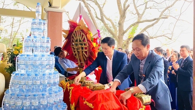 Ragacsos rizssütemények felajánlásának ünnepsége, hálájuk kifejezése Hoang Thi Loan asszonynak, Ho Si Minh elnök édesanyjának.