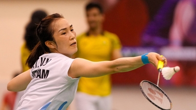 Nguyen Tien Minh ger råd för att hjälpa sin fru, Vu Thi Trang, att nå kvartsfinalen i badmintonturneringen i Singapore.