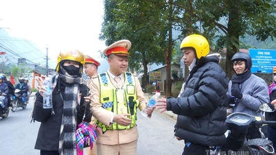 Dopravní policie v Tuyen Quang pomáhá turistům na Kamenné plošině.