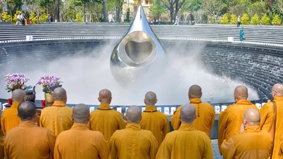 Buddhister i Ho Chi Minh-staden hedrar minnet av de som dog av covid-19 i Ly Thai To-parken nr 1.