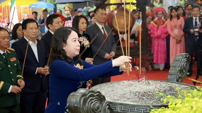 A vice-presidente Vo Thi Anh Xuan participou da cerimônia de abertura do Festival do Templo Hai Ba Trung de 2026.